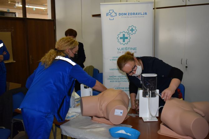 Održane demonstracije muške i ženske kateterizacije u sklopu projekta “Vještine za zdravlje”